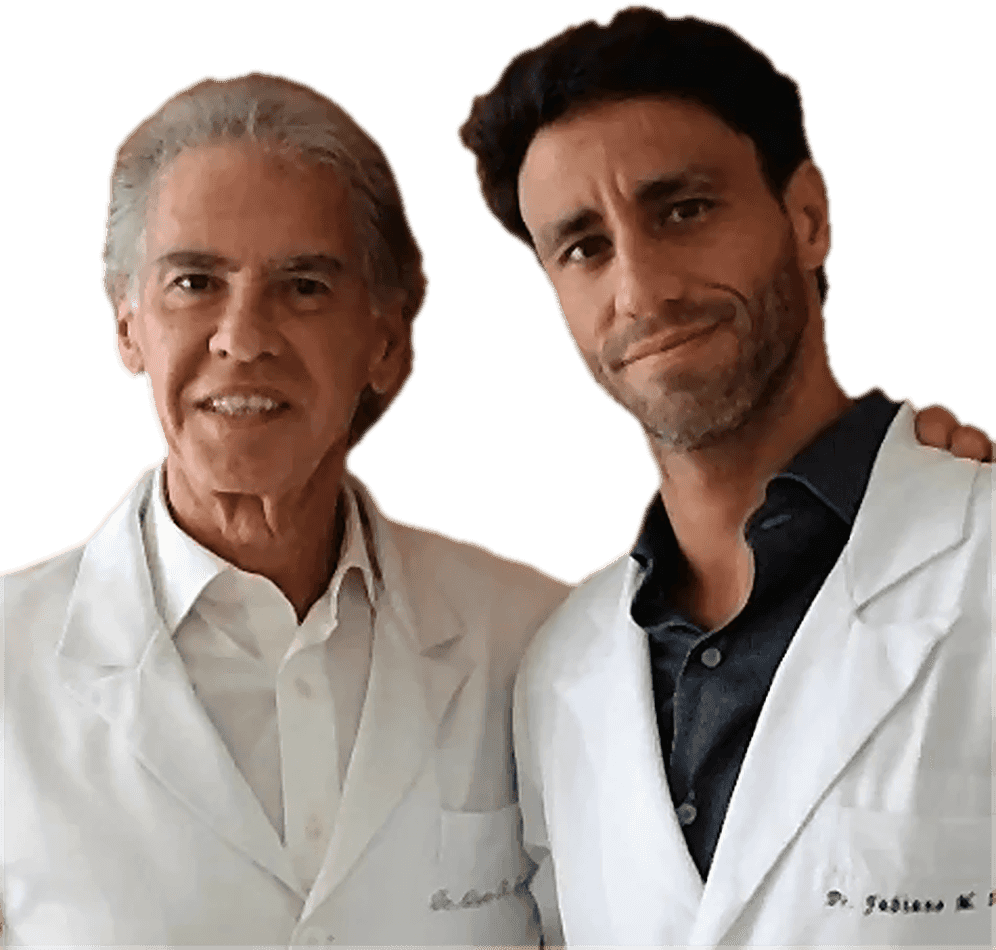 Dr. Alberto Serfaty e Dr. Fabiano Serfaty, de jaleco, lado a lado na clínica